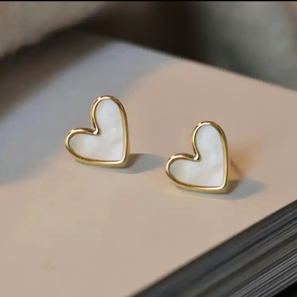 NWT Petite White Enamel Heart Pierced Earrings - Picture 3 of 3